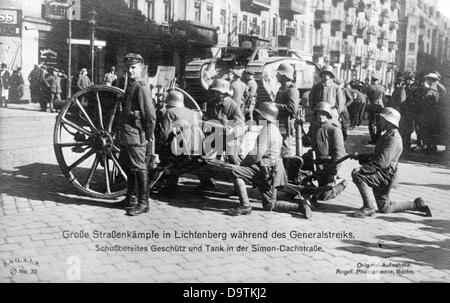 Deutsche Revolution 1918/1919: Ein Gewehr und ein Panzer werden in der Simon-Dach-Straße in Berlin während der Straßenkämpfe Anfang Januar 1919 abgebildet. Fotoarchiv für Zeitgeschichte Stockfoto