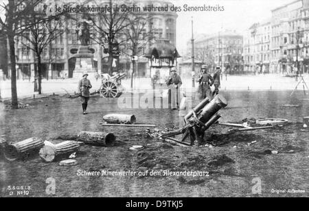 Deutsche Revolution 1918/1919: Schwere Mörser werden am Alexanderplatz in Berlin während der Straßenkämpfe der Märzkämpfe ("Märzkämpfe" - Kämpfe, die sich aus landesweiten Demonstrationen von Arbeitern für die revolutionäre Sache ergaben) im März 1919 gezeigt. Fotoarchiv für Zeitgeschichte Stockfoto