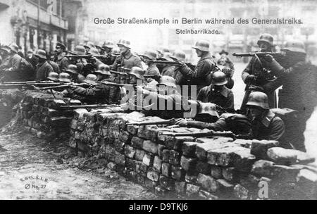 Deutsche Revolution 1918/1919: á-Steinbarrikade ist in Berlin während der Straßenkämpfe der Märzkämpfe im März 1919 zu sehen ("Märzkämpfe" - Kämpfe, die sich aus landesweiten Demonstrationen von Arbeitern für die revolutionäre Sache ergaben). Fotoarchiv für Zeitgeschichte Stockfoto