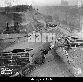 Deutsche Revolution 1918/1919: Ein Regierungssoldat (weißes Armband) ist während der Straßenkämpfe in Berlin in Kampfposition zu sehen. Datum unbekannt. Fotoarchiv für Zeitgeschichte Stockfoto