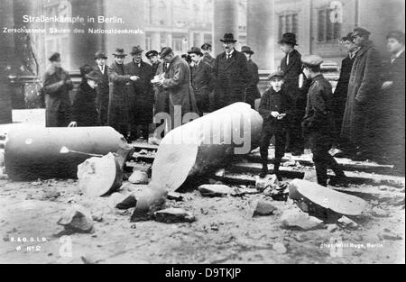 Deutsche Revolution 1918/1919: Zerstörte Säulen des Nationaldenkmals Kaiser Wilhelm, das sich auf der Westseite des Berliner Schlosses befand, sind in Berlin abgebildet. Datum unbekannt. Fotoarchiv für Zeitgeschichte Stockfoto