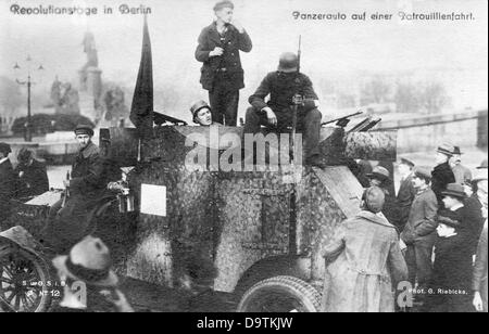 Deutsche Revolution 1918/1919: Matrosen und Soldaten werden auf Patrouille in einem gepanzerten Fahrzeug in Berlin fotografiert. Datum unbekannt. Fotoarchiv für Zeitgeschichte Stockfoto