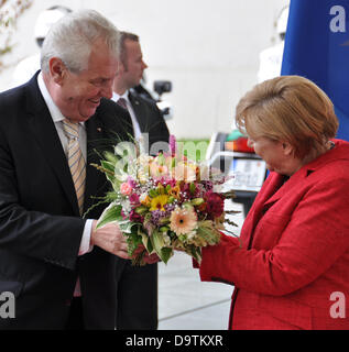 Berlin, Deutschland. 26. Juni 2013. Tschechischer Präsident Milos Zeman (rechts) und von Deutschland Angela Merkel sind bei ihrem Treffen in Berlin, Deutschland, 26. Juni 2013 gesehen. (Foto/Filip Nerad CTK/Alamy Live News) Stockfoto