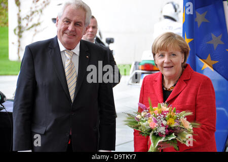 Berlin, Deutschland. 26. Juni 2013. Tschechischer Präsident Milos Zeman (rechts) und von Deutschland Angela Merkel sind bei ihrem Treffen in Berlin, Deutschland, 26. Juni 2013 gesehen. (Foto/Filip Nerad CTK/Alamy Live News) Stockfoto