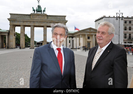 Berlin, Deutschland. 26. Juni 2013. Tschechischer Präsident Milos Zeman (rechts) und Bürgermeister von Berlin Klaus Wowereit sind bei ihrem Treffen in Berlin, Deutschland, 26. Juni 2013 gesehen. (Foto/Filip Nerad CTK/Alamy Live News) Stockfoto