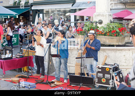 Straßenmusikanten aus Südamerika auf der Straßen der alten Stadt (Downtown) Genf während des traditionellen multikulturellen open air Summer Music Festival Fête de la Musique in Genf, Schweiz. Credit: ImageNature, Alexander Belokurov/Alamy Stockfoto