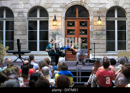 Musiker auf der Bühne und raws der Öffentlichkeit während klassische kostenlose Open air Summer Music Festival Fête de la Musique in der Innenstadt (Altstadt) Genf, Schweiz. Credit: ImageNature, Alexander Belokurov/Alamy Stockfoto