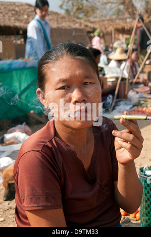 Burmesische Frau raucht eine grüne Cheroot in einem Markt, Myanmar (Burma) Stockfoto