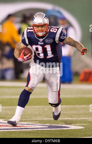 26. Juni 2013,-Aaron Hernandez verhaftet im Zusammenhang mit dem Tod von Odin Lloyd und dann durch die New England Patriots freigegeben. Bild: 13. November 2011: New England Patriots-Tight-End Aaron Hernandez (81) läuft mit dem Ball während der NFL-Spiel zwischen den New England Patriots und die New York Jets im MetLife Stadium in East Rutherford, New Jersey. Die Patriots schlagen die Jets, 37-16. Stockfoto