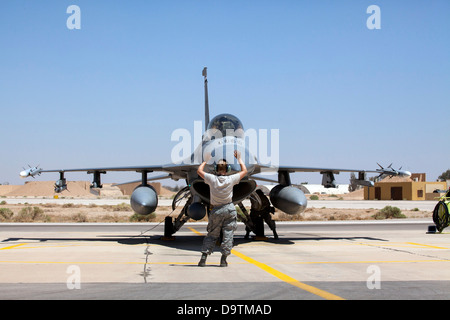 Crew Chiefs Senior Airman Kristen Lee und Technical Sergeant Joshua Matthews von 140. Wartung Geschwader, Colorado Luft Natio Stockfoto