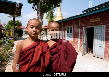 Glücklich lächelnd Porträt der freche junge Mönche Myanmar (Burma) Stockfoto