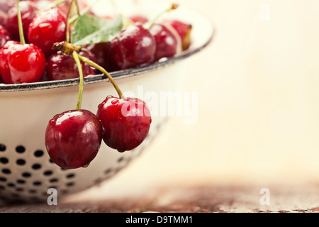 Makro Fotografie frische Kirschen im Sieb Stockfoto