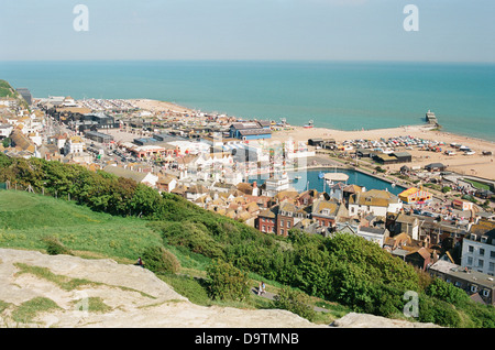 Die Strandpromenade und das Stade in Hastings Old Town, East Sussex, South East England, von West Hill aus gesehen Stockfoto