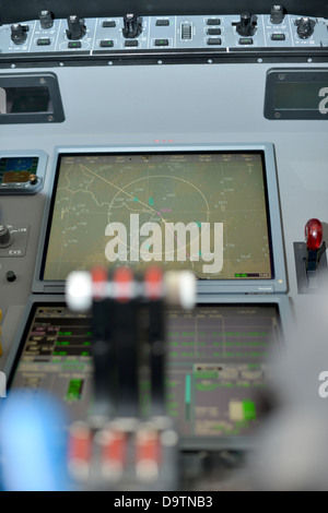 Gashebel und Videodisplays im Control Panel im Cockpit ein Düsenjet Stockfoto