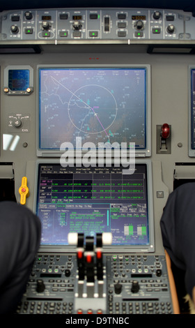 Gashebel und Videodisplays im Control Panel im Cockpit ein Düsenjet Stockfoto