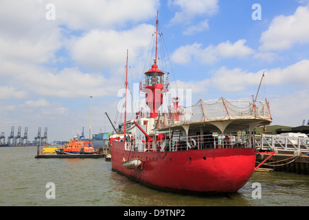 Red LV18 Trinity House Erbe Feuerschiff im Hafen am Fluss Stour Mündung angedockt. Harwich, Essex, England, Vereinigtes Königreich, Großbritannien Stockfoto