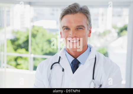 Charismatische Arzt stehend Stockfoto