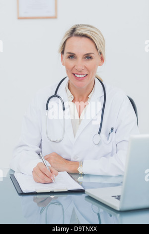 Porträt eines attraktiven Arzt posiert in ihrem Büro Stockfoto