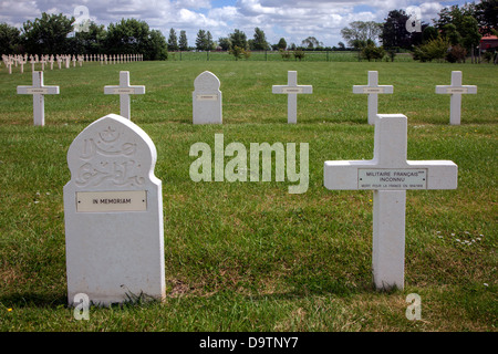 WWI Gräber auf Saint-Charles de Potyze Friedhof für Französisch ersten Weltkrieg einen Soldaten in Ieper / Ypern, West-Flandern, Belgien Stockfoto