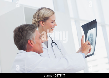 Ärzteteam untersucht eine Radiographie Stockfoto