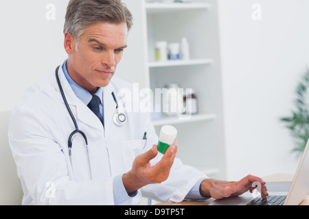 Ernst Arzt hält eine Flasche Pillen Stockfoto