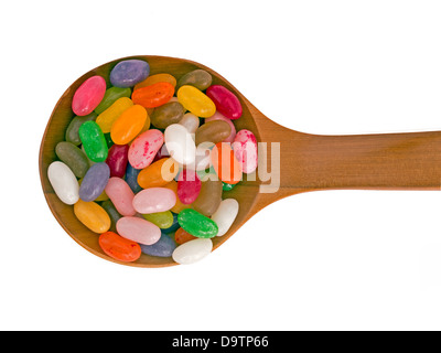 Jellybeans auf Löffel, weißer Hintergrund Stockfoto