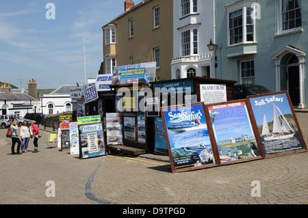 Schilder Werbung Angeln und Vergnügen Bootsfahrten auf TenbyPembrokeshire Wales Cymru UK GB Stockfoto