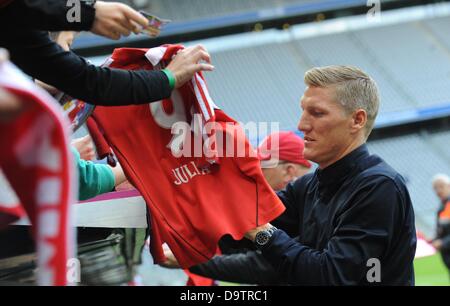 FC Bayern Bastian Schweinsteiger gibt Autogramme nach der diesjährigen ersten Trainingseinheit im Allianz Arena in München, 26. Juni 2013. Foto: ANDREAS GEBERT Stockfoto