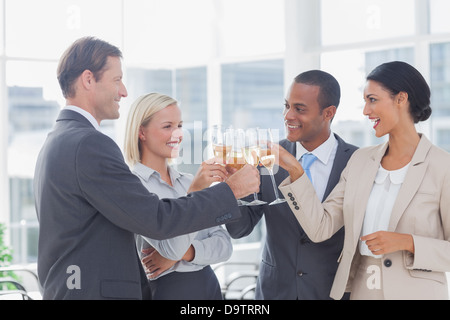 Business Team feiert mit Champagner und Toasten Stockfoto