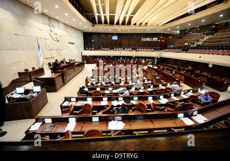 Der Plenarsaal der Knesset, das Parlament Israels, ist in Jerusalem, Israel, 26. Juni 2013 abgebildet. Die aktuellen Mitte-Rechts-Regierung, die im März 2013 vereidigt wurde, hat eine Mehrheit von 68 von insgesamt 120 Sitzplätzen in der Knesset. Foto: BERND WEIßBROD Stockfoto