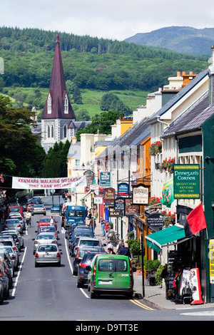 Henry Street mit Geschäften gesäumt und Autos geparkt; Kenmare County Kerry Irland Stockfoto