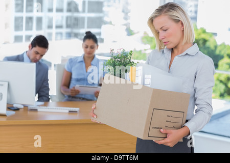 Traurig Geschäftsfrau Ausscheiden aus dem Amt nach dem Loslassen wird Stockfoto