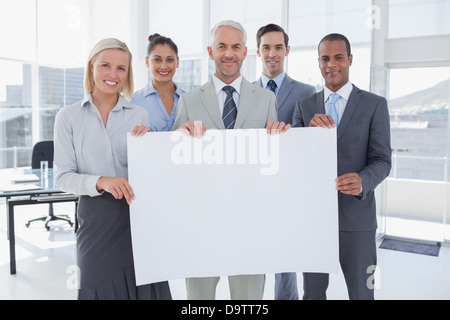 Business-Team hält große leeres Plakat Stockfoto