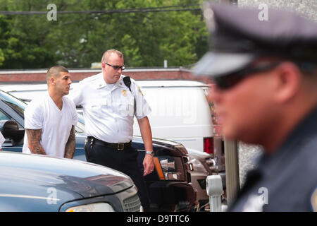 26. Juni 2013 - Handschellen Attelboro, Massachusetts, USA - ehemalige New England Patriots-Tight-End, die Aaron Hernandez trägt, wie er in Attleboro District Court auf Mittwoch, 26. Juni 2013 in Attleboro, Massachusetts begleitet wird. Hernandez ist nicht als Verdächtiger in dem Tod von Semi-Profi-Football-Spieler, 27-Year-Old Odin Lloyd ausgeschlossen der Schuss tot in der Nähe der Heimat Hernandez von gefunden wurde. (Kredit-Bild: © Nicolaus Czarnecki/METRO-US/ZUMAPRESS.com) Stockfoto