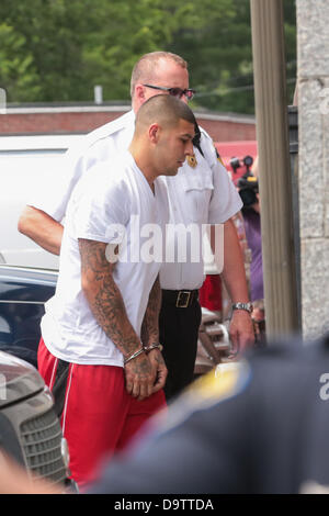 26. Juni 2013 - Handschellen Attelboro, Massachusetts, USA - ehemalige New England Patriots-Tight-End, die Aaron Hernandez trägt, wie er in Attleboro District Court auf Mittwoch, 26. Juni 2013 in Attleboro, Massachusetts begleitet wird. Hernandez ist nicht als Verdächtiger in dem Tod von Semi-Profi-Football-Spieler, 27-Year-Old Odin Lloyd ausgeschlossen der Schuss tot in der Nähe der Heimat Hernandez von gefunden wurde. (Kredit-Bild: © Nicolaus Czarnecki/METRO-US/ZUMAPRESS.com) Stockfoto