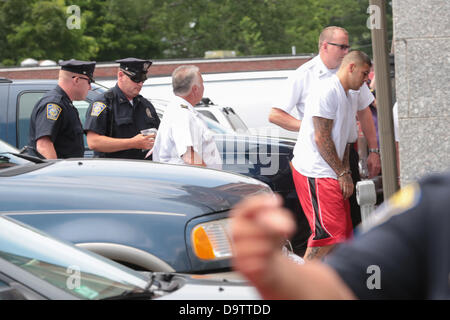 26. Juni 2013 - Handschellen Attelboro, Massachusetts, USA - ehemalige New England Patriots-Tight-End, die Aaron Hernandez trägt, wie er in Attleboro District Court auf Mittwoch, 26. Juni 2013 in Attleboro, Massachusetts begleitet wird. Hernandez ist nicht als Verdächtiger in dem Tod von Semi-Profi-Football-Spieler, 27-Year-Old Odin Lloyd ausgeschlossen der Schuss tot in der Nähe der Heimat Hernandez von gefunden wurde. (Kredit-Bild: © Nicolaus Czarnecki/METRO-US/ZUMAPRESS.com) Stockfoto