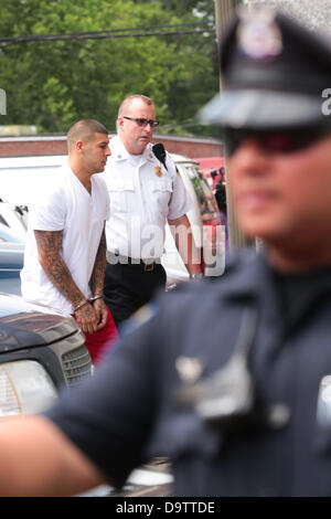 26. Juni 2013 - Handschellen Attelboro, Massachusetts, USA - ehemalige New England Patriots-Tight-End, die Aaron Hernandez trägt, wie er in Attleboro District Court auf Mittwoch, 26. Juni 2013 in Attleboro, Massachusetts begleitet wird. Hernandez ist nicht als Verdächtiger in dem Tod von Semi-Profi-Football-Spieler, 27-Year-Old Odin Lloyd ausgeschlossen der Schuss tot in der Nähe der Heimat Hernandez von gefunden wurde. (Kredit-Bild: © Nicolaus Czarnecki/METRO-US/ZUMAPRESS.com) Stockfoto