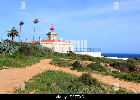 Leuchtturm auf den felsigen Klippen der Küste im Atlantischen Ozean, Ponte Da Piedade, Lagos, Algarve, Portugal Stockfoto