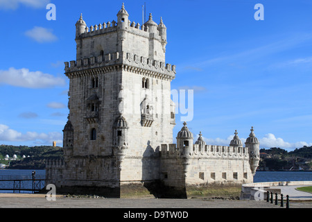 Torre de Belem, Lissabon Portugal anzeigen manuelinischen Architektur mit strahlend blauem Himmel Stockfoto