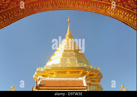 Goldene Skulptur Wat Phra, die Doi Suthep ist ein wichtiges touristisches Ziel von Chiang Mai, Thailand. Stockfoto