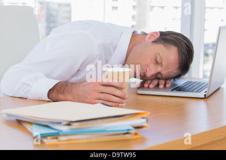 Geschäftsmann, schlafen auf einem laptop Stockfoto