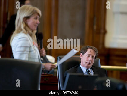 Texas Zustand-Senator Robert Duncan verschiebt als Senator Wendy Davis ihre 11-stündigen Filibuster im Senat Saal in der Texas Hauptstadt gegen eine Abtreibung Gesetz weiter, die EngelmacherInnen des Staates beschränken würde. Stockfoto