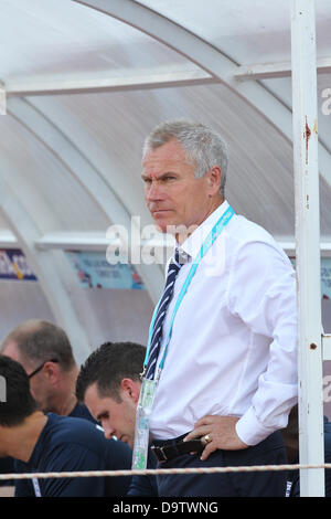 Antalya, Türkei. 26. Juni 2013. FIFA U-20 WM TÜRKEI 2013 AKDENIZ UNIVERSITÄT-STADION, ANTALYA, TÜRKEI. 26. JUNI 2013. Bild zeigt ENGLAND U20-Trainer Peter Taylor in der Einbaum im CHILE V ENGLAND match heute Abend bei der FIFA U-20 World Cup Türkei 2013-Turnier. Bildnachweis: Jeff Gilbert/Alamy Live-Nachrichten Stockfoto