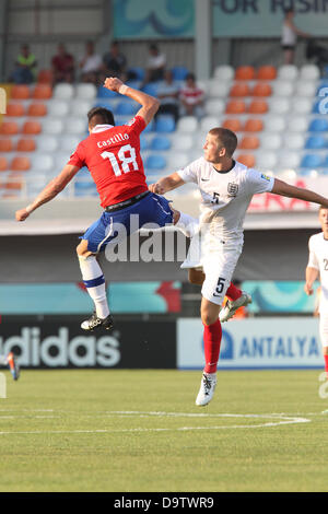 Antalya, Türkei. 26. Juni 2013. FIFA U-20 WM TÜRKEI 2013 AKDENIZ UNIVERSITÄT-STADION, ANTALYA, TÜRKEI. 26. JUNI 2013. Bild zeigt ENGLAND U20 Nr. 5 Eric DIER heute Abend im Spiel gegen CHILE im Rahmen des Turniers FIFA U-20 World Cup Türkei 2013. Bildnachweis: Jeff Gilbert/Alamy Live-Nachrichten Stockfoto