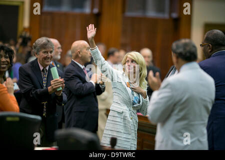 Zustand Senator Wendy Davis Wellen an die Fans nach ihren Filibuster, kill Bill umstrittene Republikaner gestützte Abtreibung Stockfoto