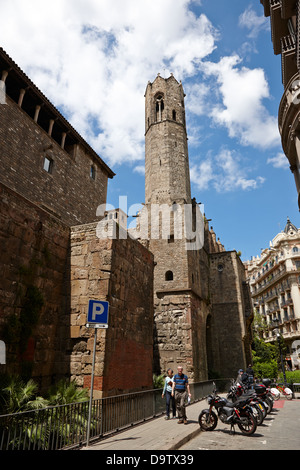 Reste, die verbleibenden Teile der alten römischen Stadtmauer von Barcelona und Turm der königliche Palast Katalonien Spanien Stockfoto