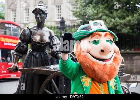 Statue von Molly Malone und eine irische Kobold auf der Grafton street, Dublin City County Dublin Irland Stockfoto