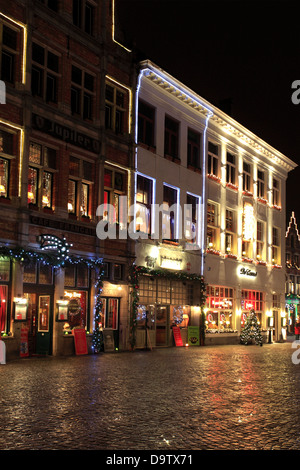 Weihnachts-Dekorationen auf die Gebäude rund um den Marktplatz Brügge City, West-Flandern in der belgischen Region Flandern Stockfoto