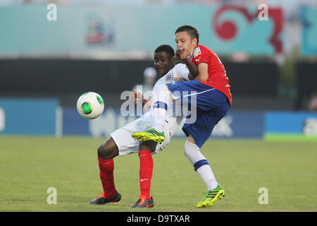 Antalya, Türkei. 26. Juni 2013. FIFA U-20 WM TÜRKEI 2013 AKDENIZ UNIVERSITÄT-STADION, ANTALYA, TÜRKEI. 26. JUNI 2013. Bild zeigt ENGLAND U20 Nr. 8 Larnell COLE eng markiert in der Partie gegen CHILE im Rahmen des Turniers FIFA U-20 World Cup Türkei 2013 heute Abend. Bildnachweis: Jeff Gilbert/Alamy Live-Nachrichten Stockfoto