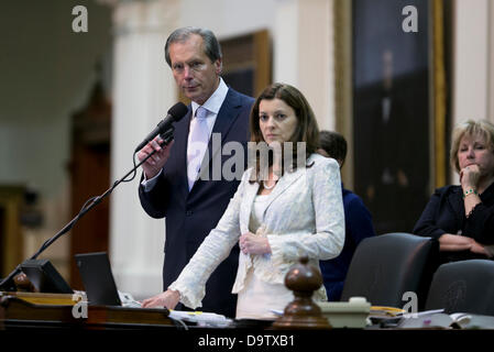 Texas Vizegouverneur David Dewhurst und Senat Parlamentarier Karina Davis hören Debatte während der Legislaturperiode in der Senat Kammer in der Hauptstadt in Austin. Stockfoto